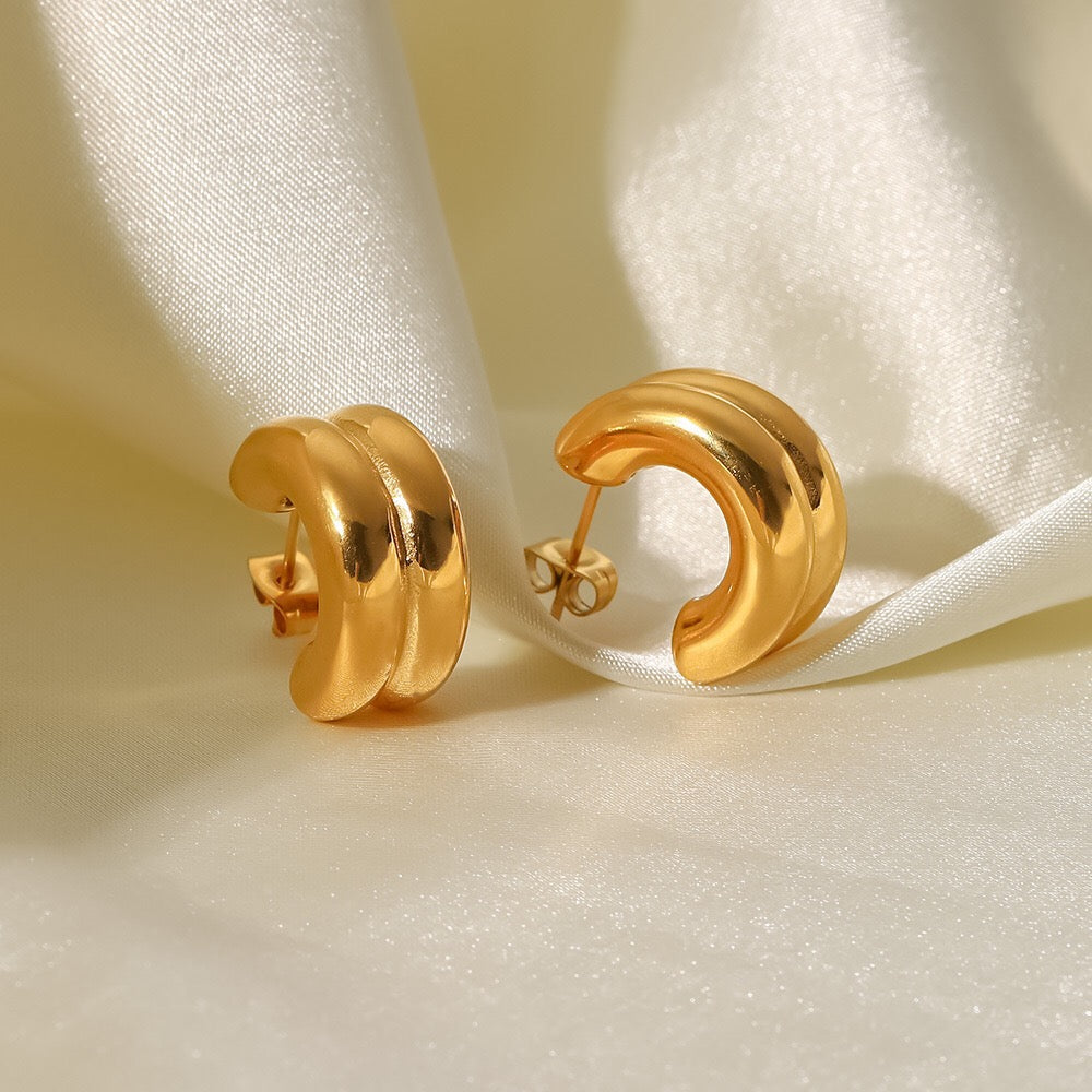 18K Gold Ribbed Chunky Huggie Earrings