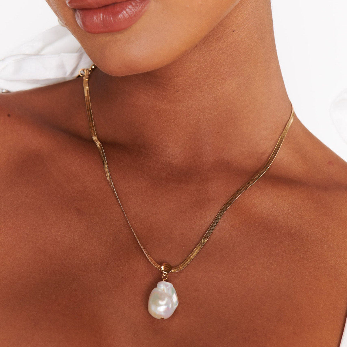 18K Gold Pearl Pendant Herringbone Chain Statement Necklace
