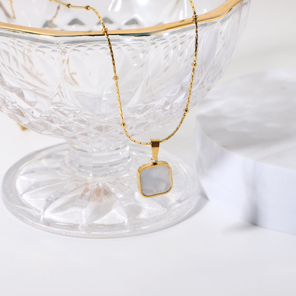 18K Gold Mother of Pearl Dainty Pendant Necklace
