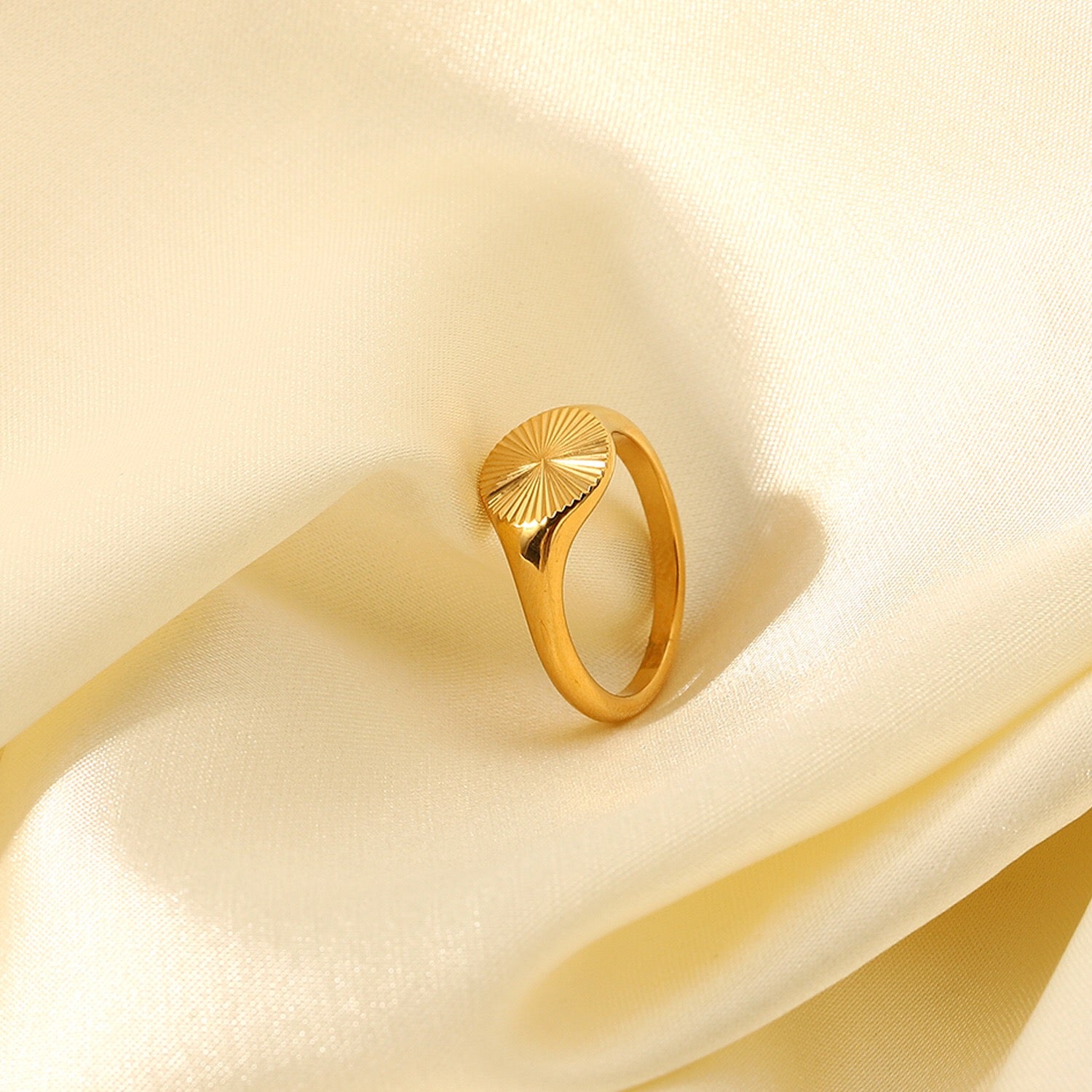 18K Gold Glow Signet Ring