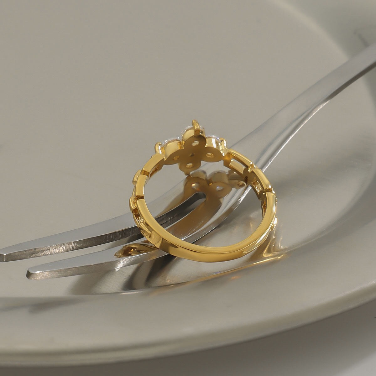 18K Gold Four Leaf Clover Flower Chain Band Stacking Ring