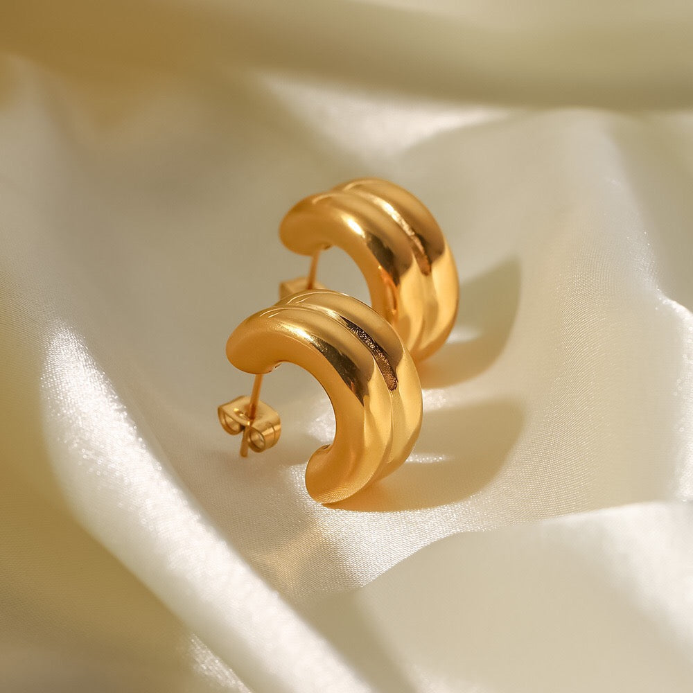 18K Gold Ribbed Chunky Huggie Earrings