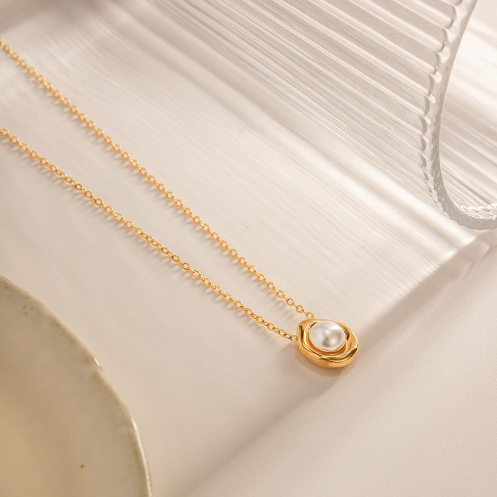 18K Gold Old Money Pearl Pendant Necklace