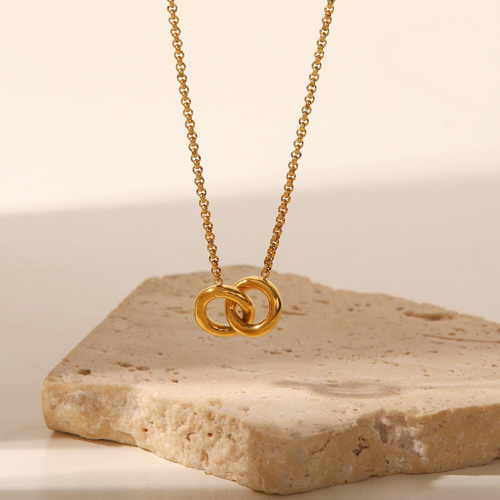18K Gold Interlocked Chain Pendant Necklace