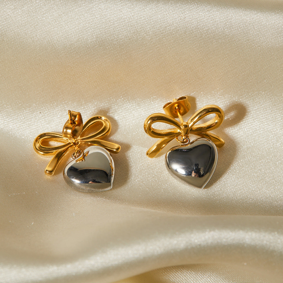 18K Gold Heart And Bow Dangle Earrings