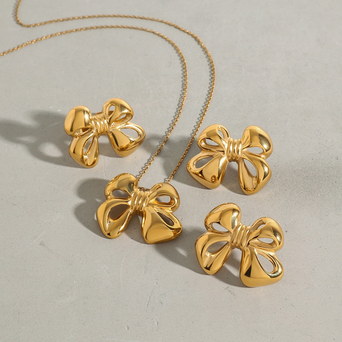 18K Gold Bow Pendant Necklace