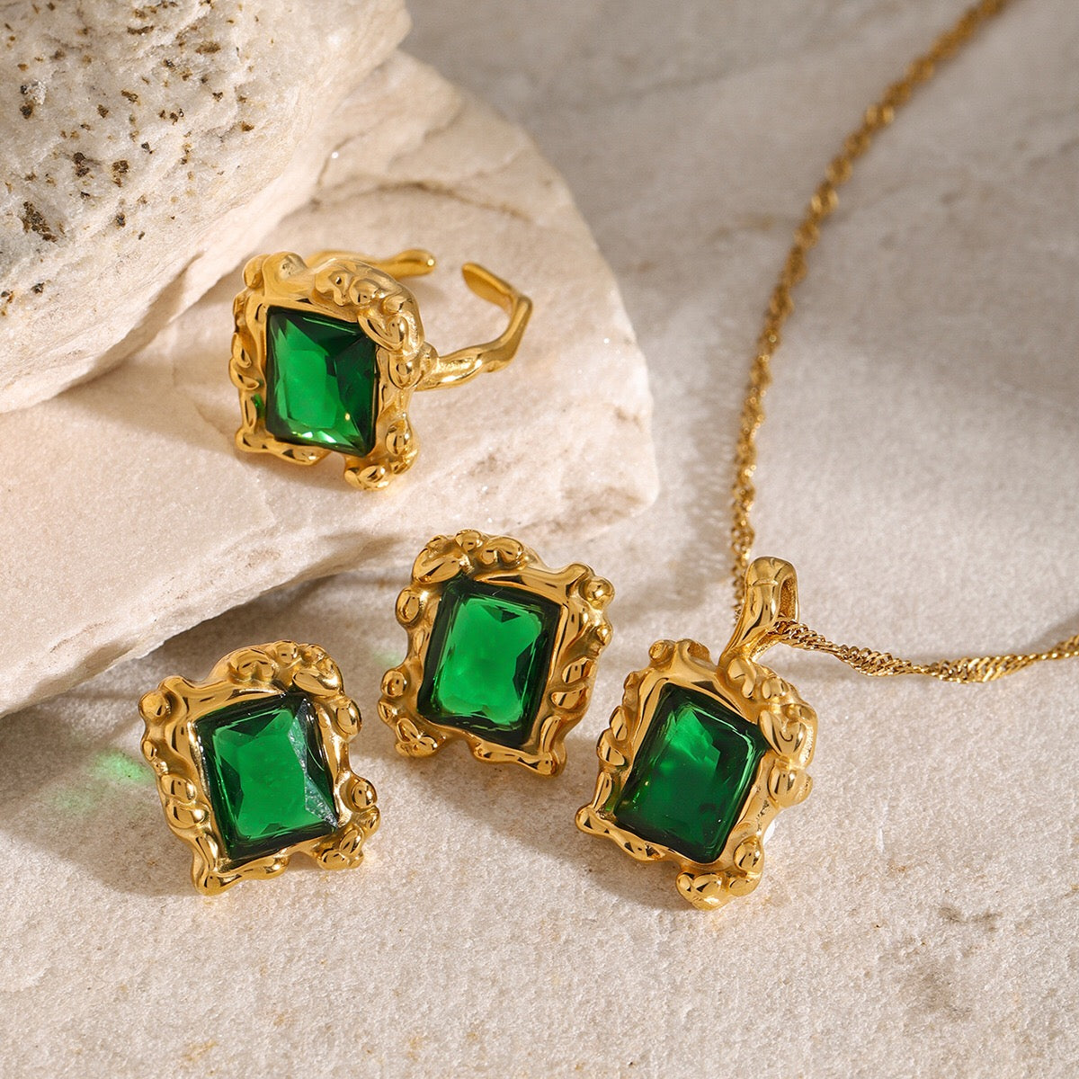 18K Gold Elegance Emerald Necklace Pendant