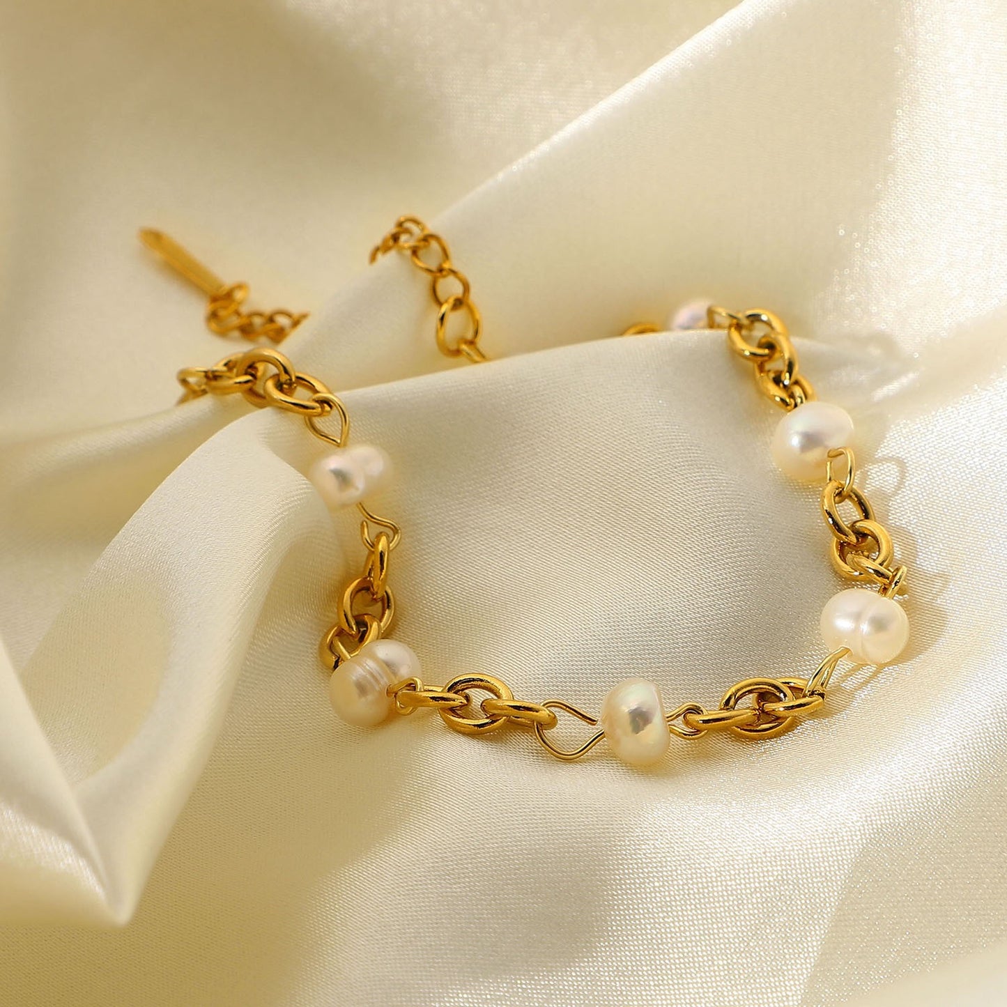 18K Gold Chic Pearl Chain Bracelet