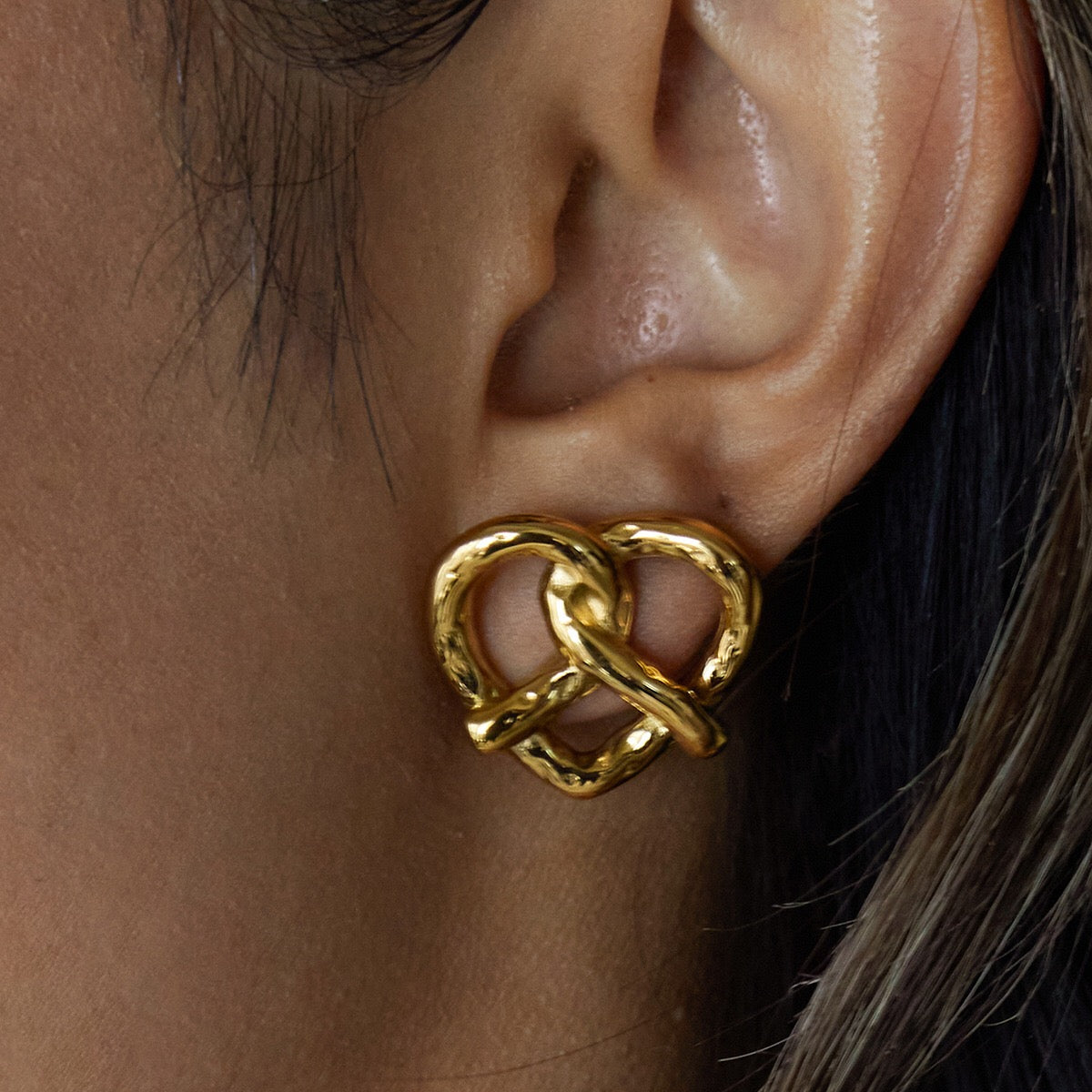 18K Gold Heart Pretzel Cute Stud Earrings