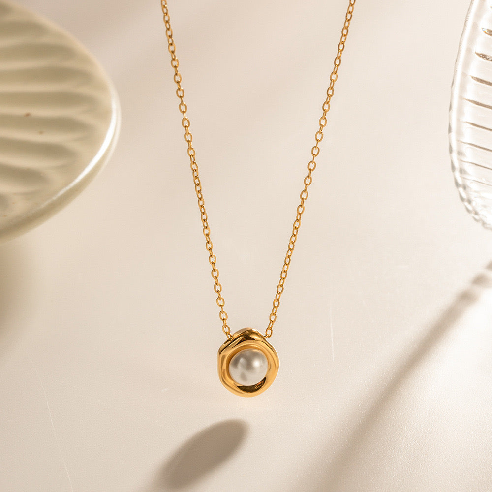 18K Gold Old Money Pearl Pendant Necklace