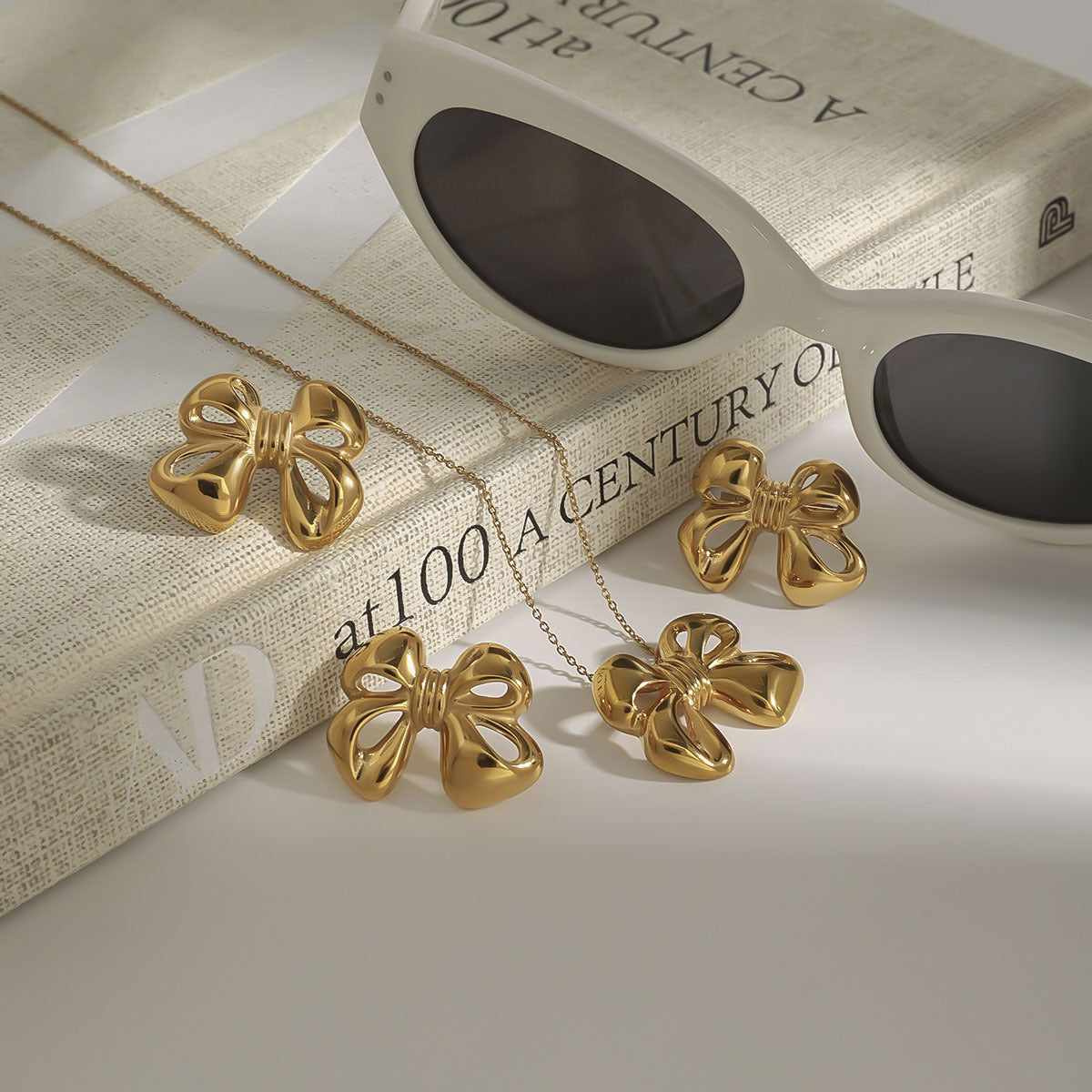 18K Gold Bow Pendant Necklace