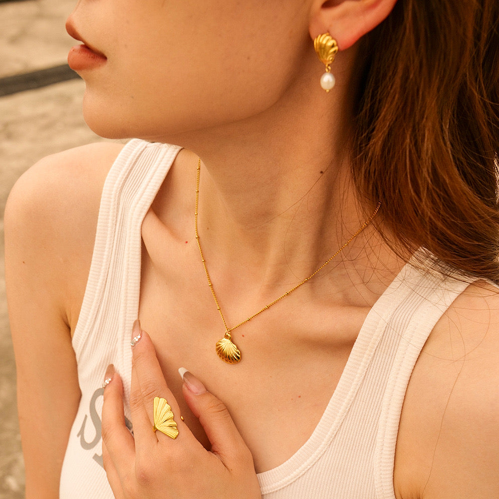 18K Gold Seashell Pendant Necklace