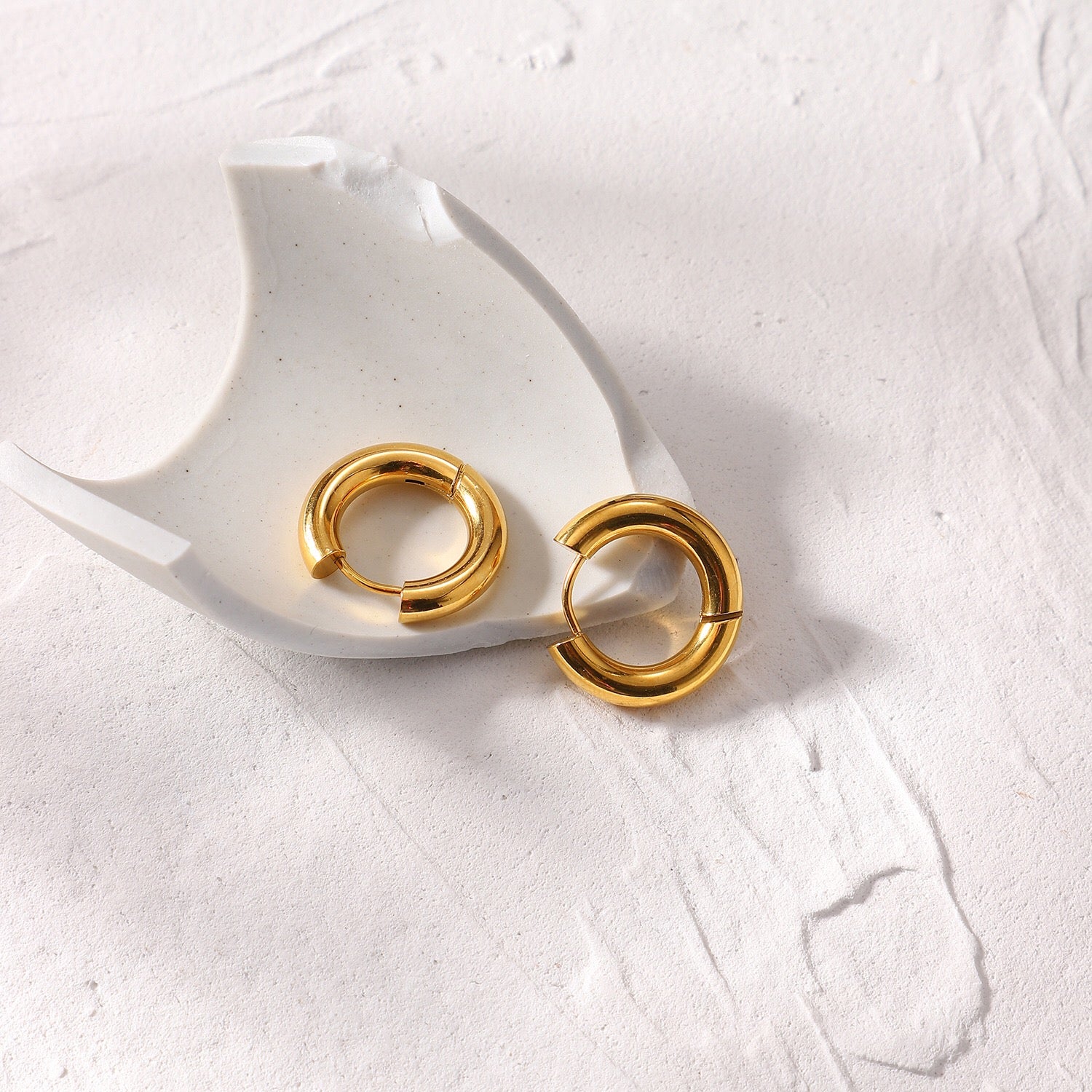 18K Gold Essential Small Hoop Huggie Earrings
