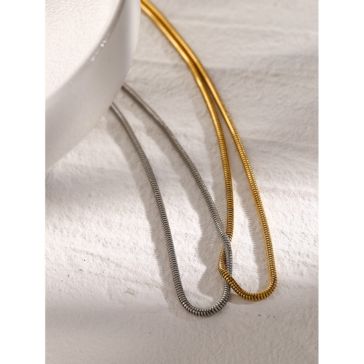 18K Gold Two Tone Interlocked Chain Necklace