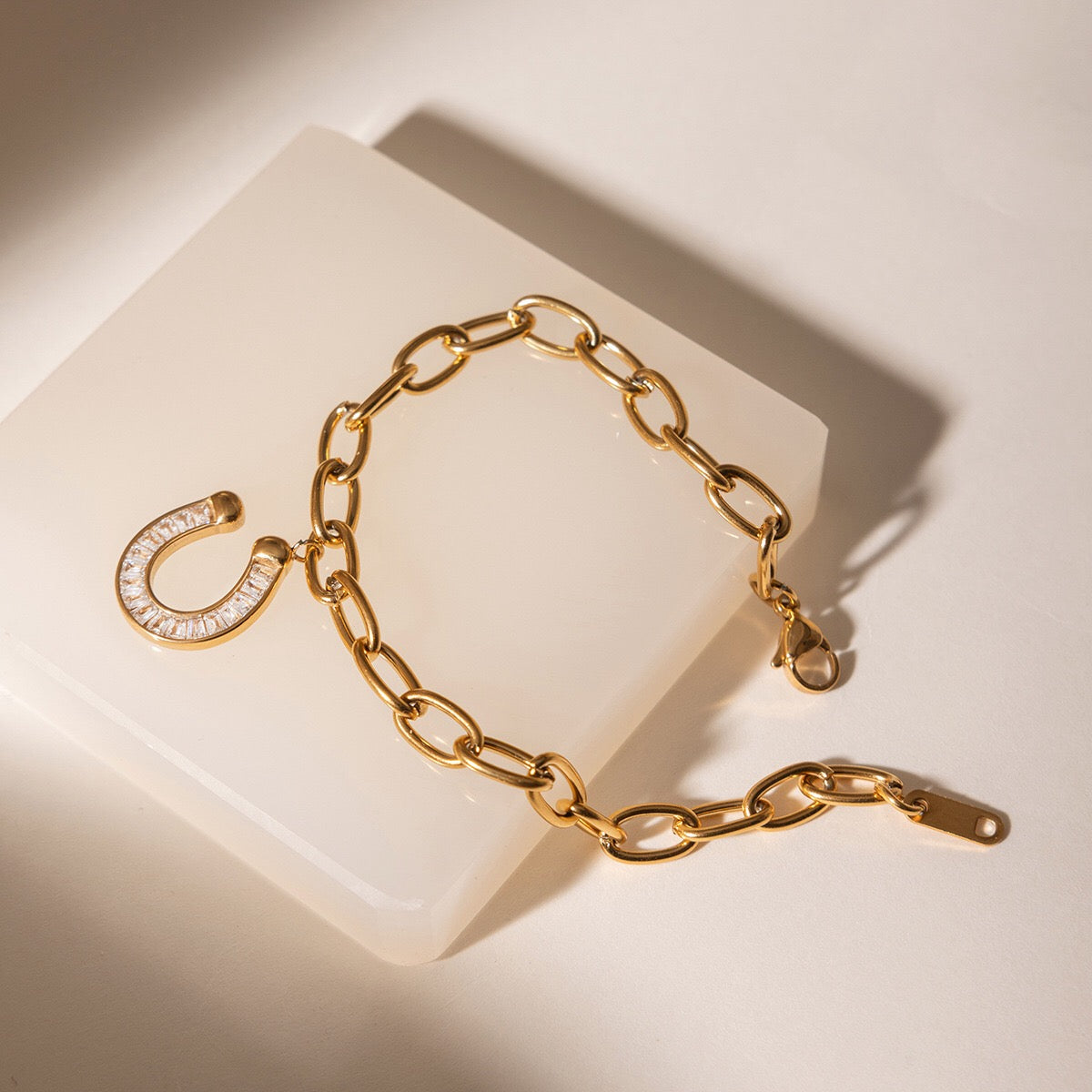 18K Gold Lucky Strike Horseshoe Chunky Paperclip Chain Bracelet