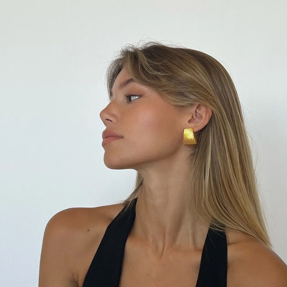 18K Gold Trendy Ribbed Plate Stud Earrings