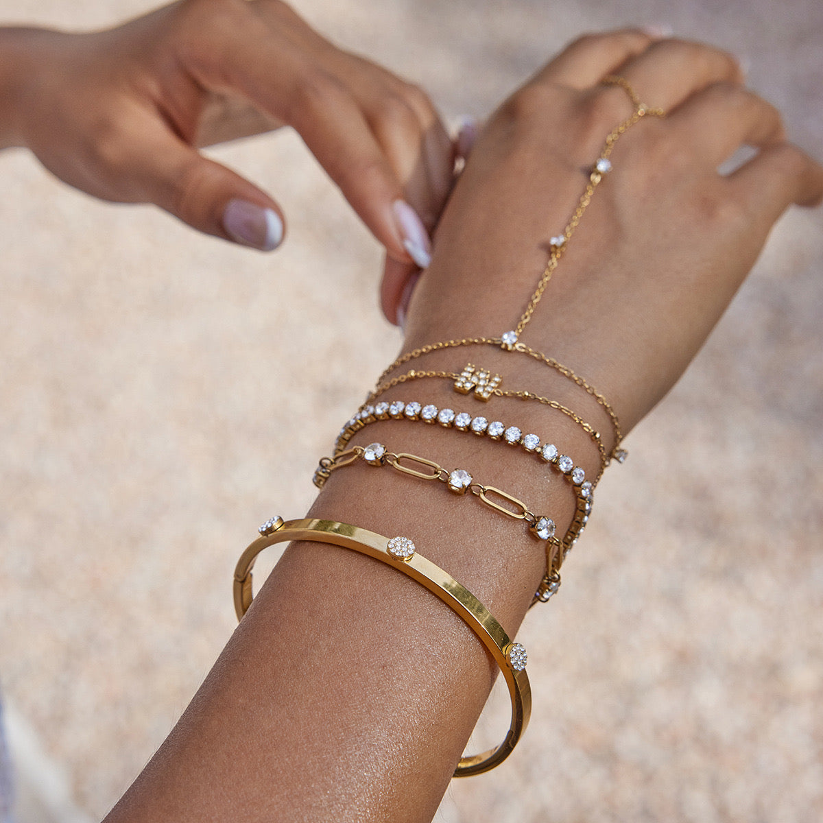 18K Gold Waterproof Simple Elegant Hand Chain Bracelet