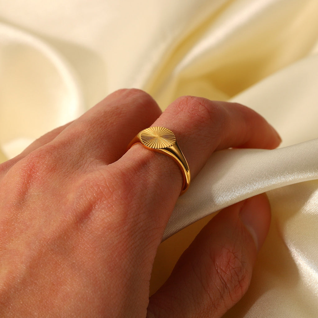 18K Gold Glow Signet Ring