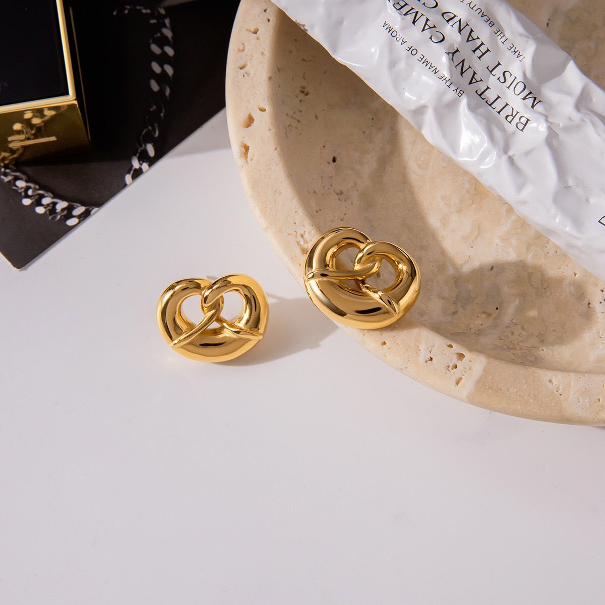 18K Gold Pretzel Cute Stud Earrings