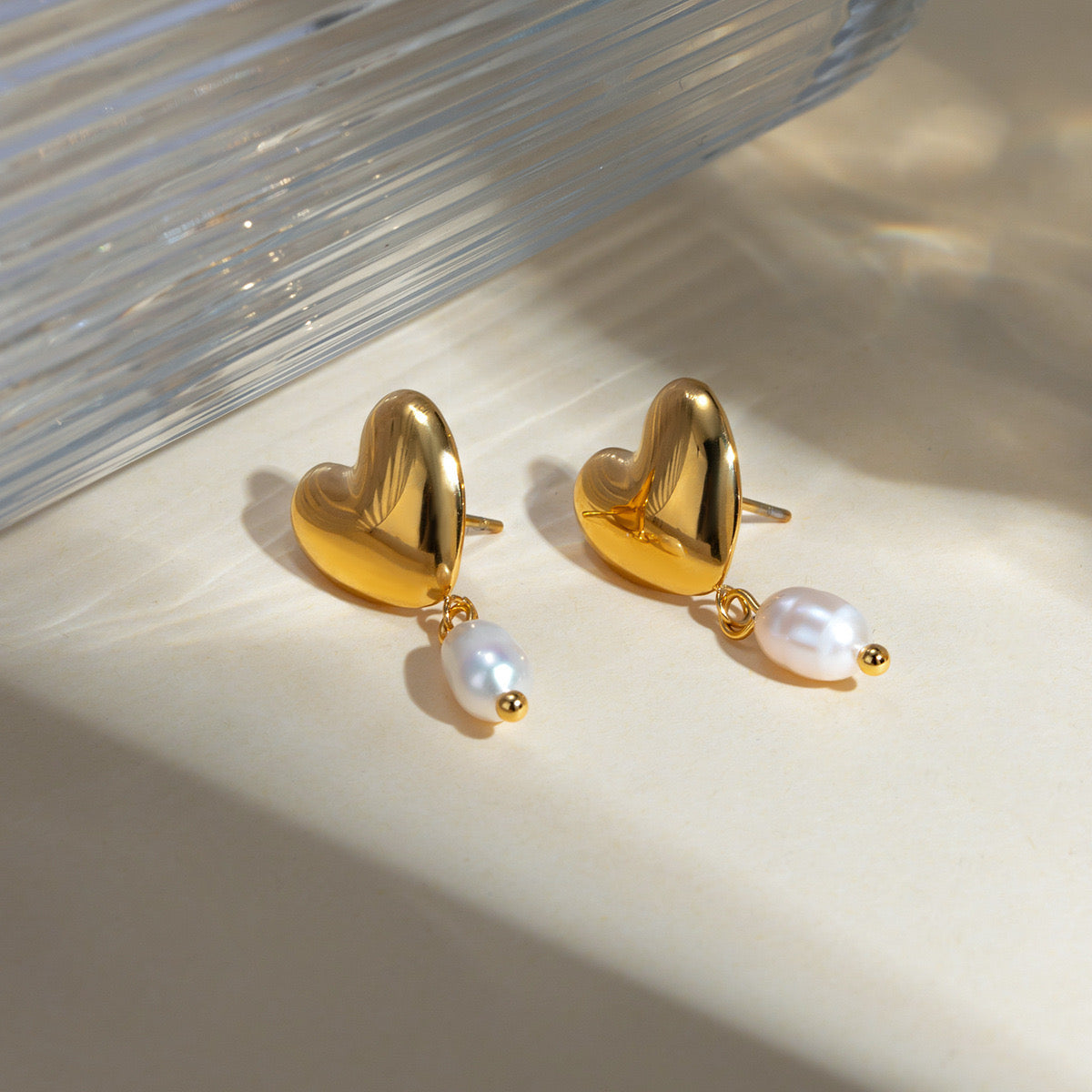 18K Gold Old Money Heart Pearl Dangle Earrings