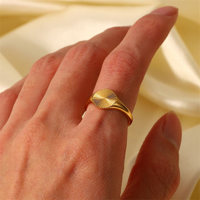 18K Gold Glow Signet Ring