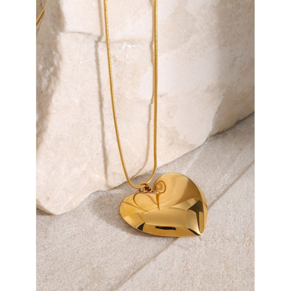 18K Gold Heart Plate Pendant Necklace