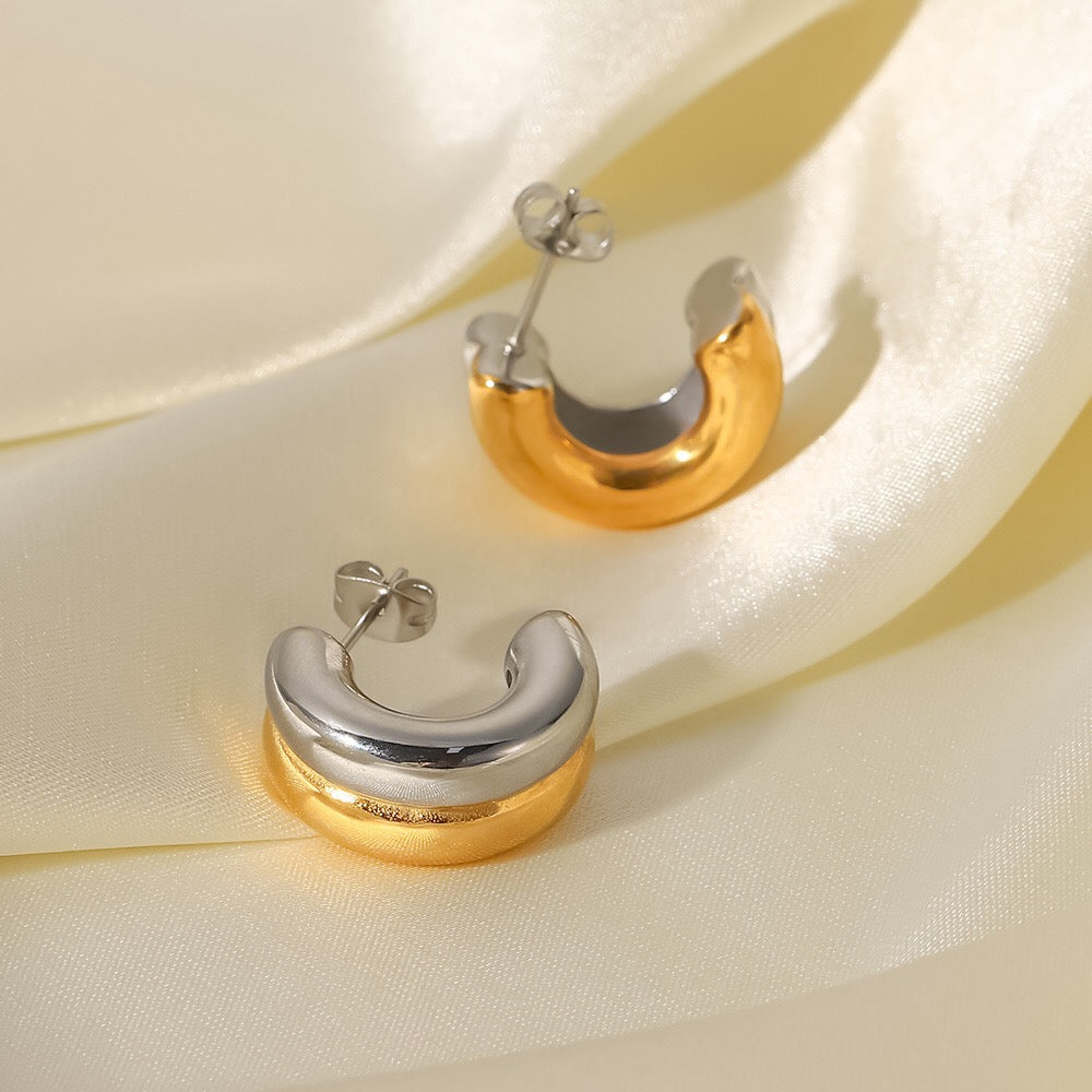 18K Gold Ribbed Chunky Huggie Earrings
