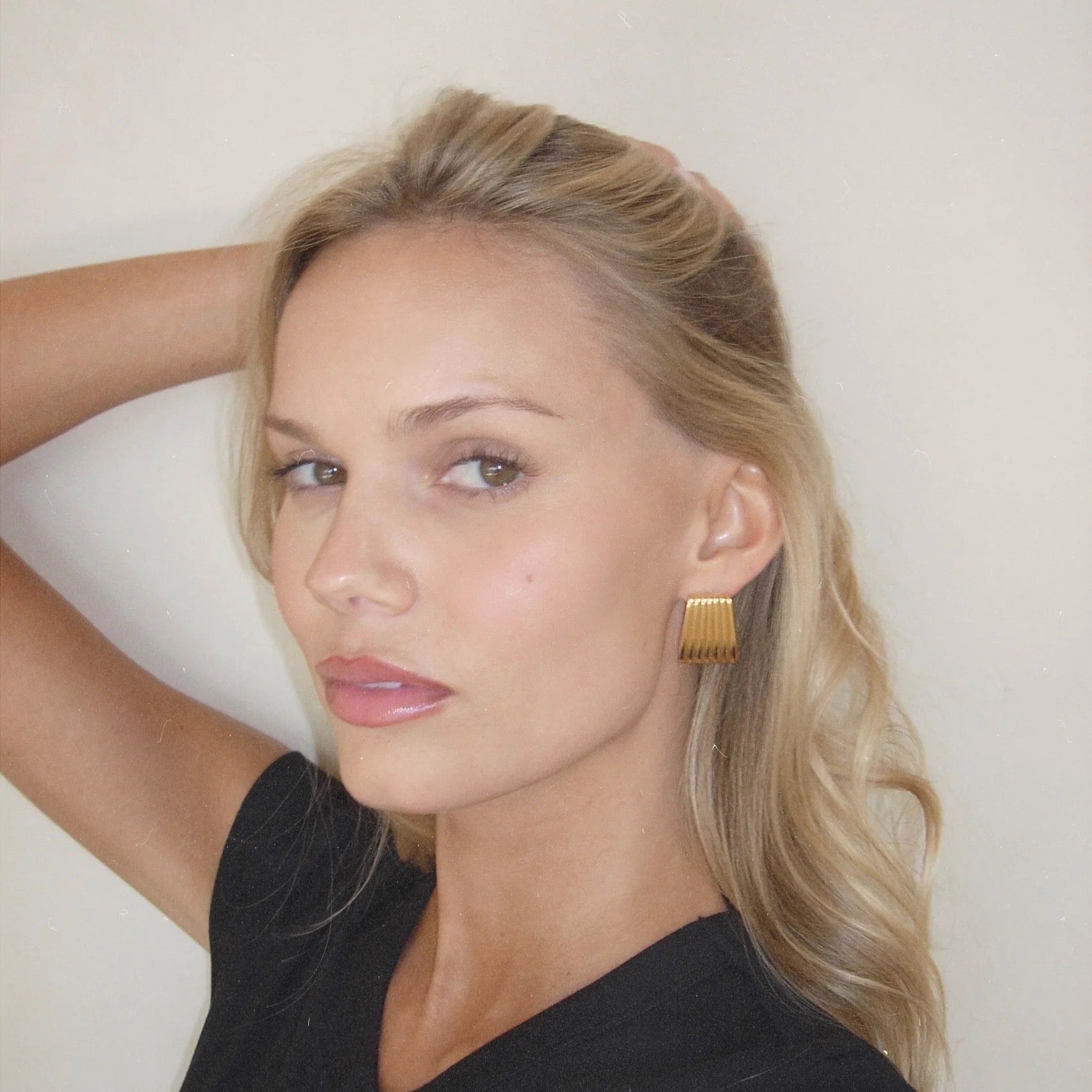 18K Gold Trendy Ribbed Plate Stud Earrings