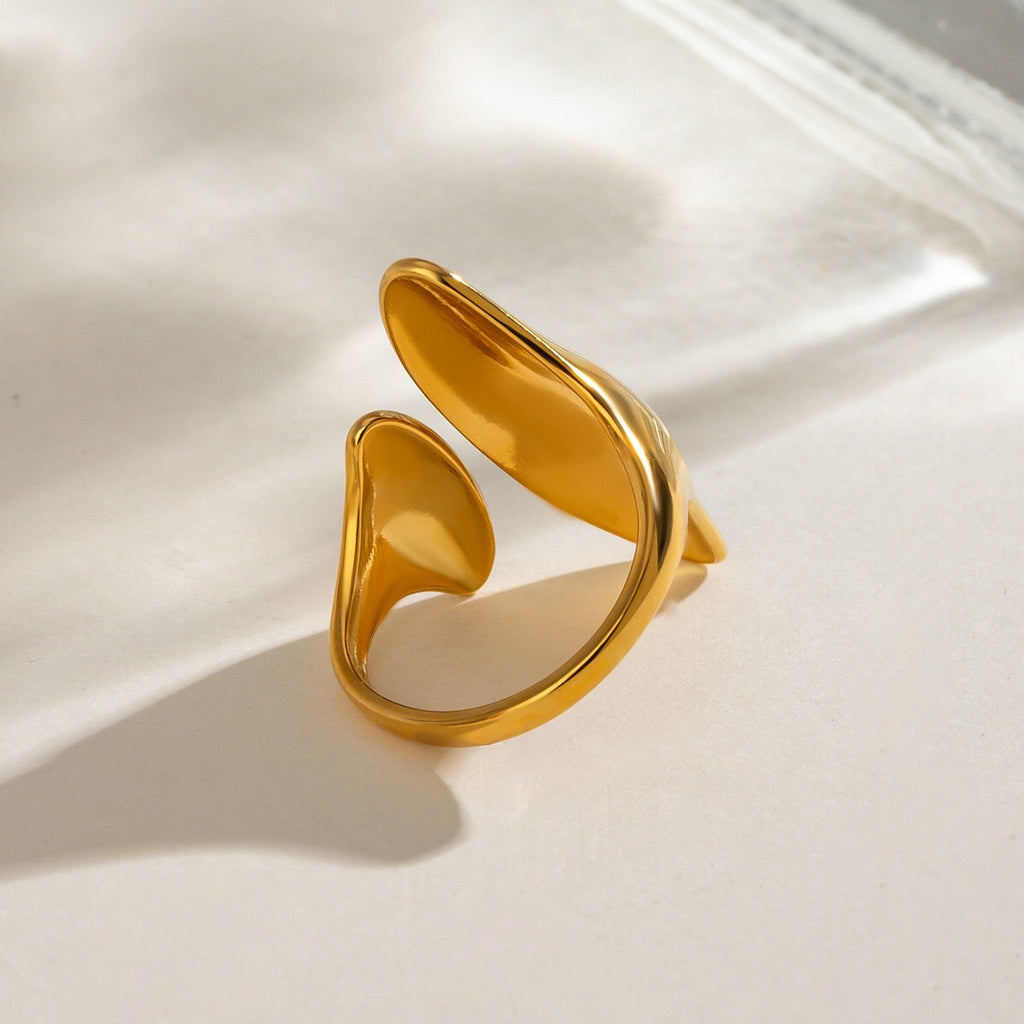 18K Gold Edgy Liquid Form Statement Ring