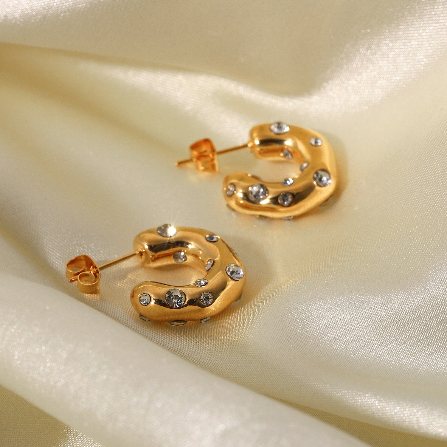 18K Gold Extra Chic Huggie Earrings