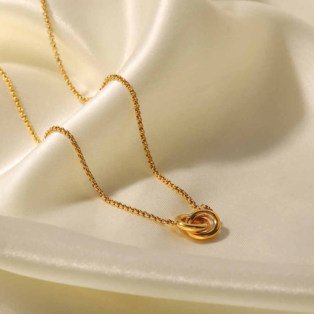18K Gold Interlocked Chain Pendant Necklace