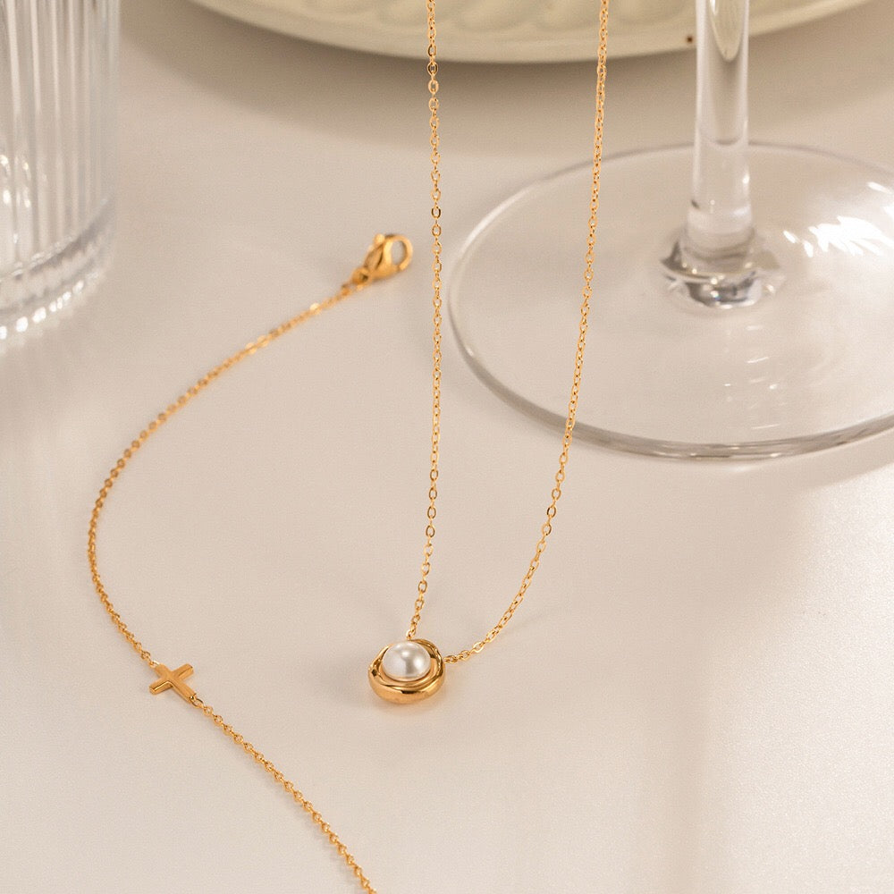 18K Gold Old Money Pearl Pendant Necklace