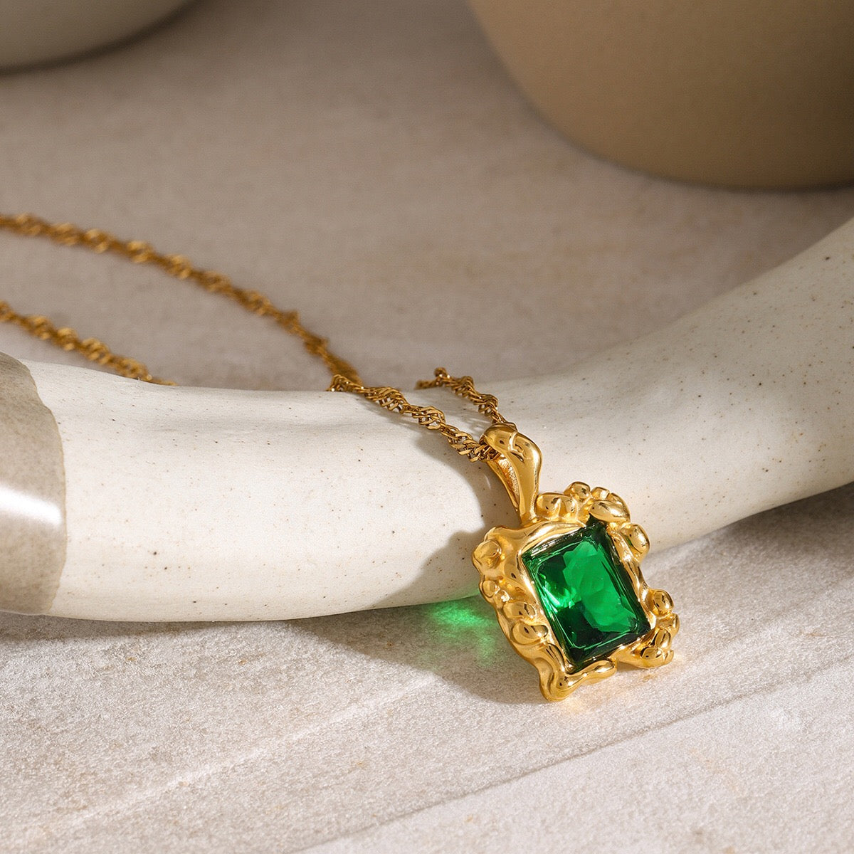 18K Gold Elegance Emerald Necklace Pendant