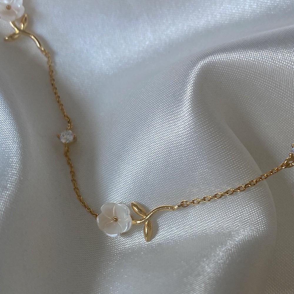 18K Gold Flower Choker Necklace